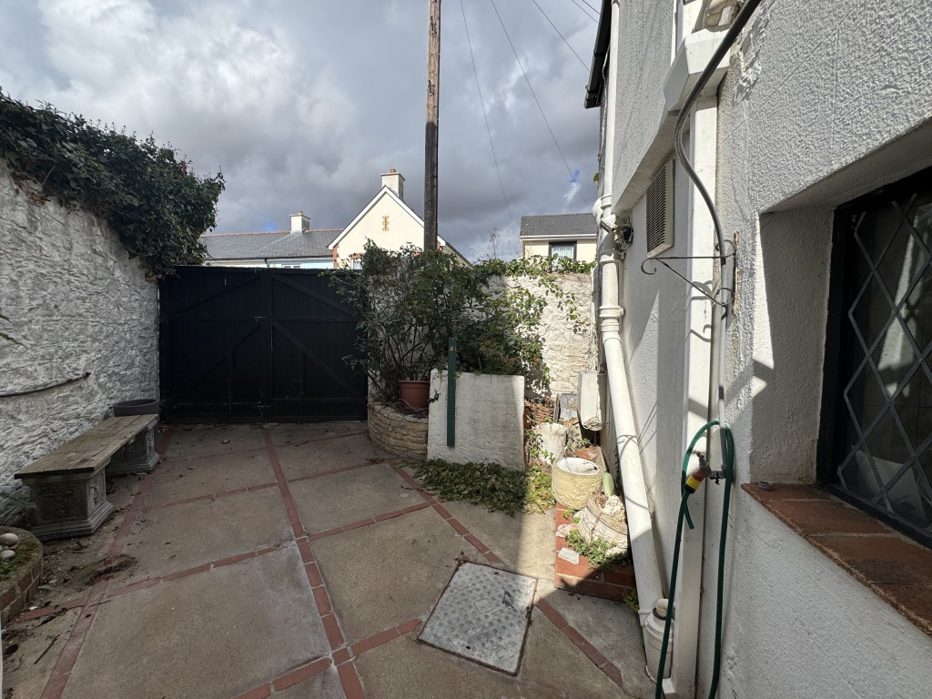 Lot: 178 - DETACHED COTTAGE FOR IMPROVEMENT AND REPAIR WITH LARGE GARAGE - Courtyard